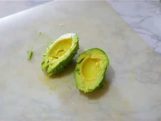 6、牛油果三明治,牛油果去皮去核