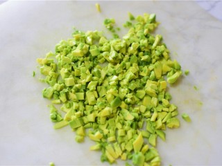 7、牛油果三明治,将牛肉果切碎