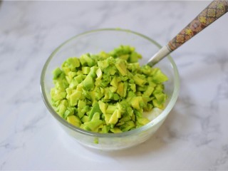 8、牛油果三明治,牛油果和鸡蛋混合在一个碗中。