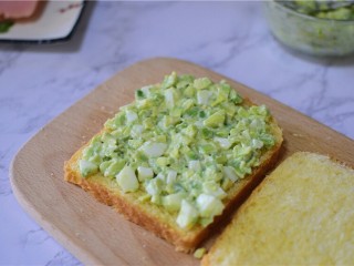 10、牛油果三明治,将吐司片上放一层牛油果和鸡蛋