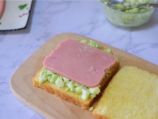 11、牛油果三明治,再放一个吐司片