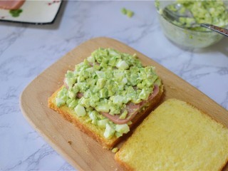 12、牛油果三明治,在火腿上再放一层牛油果和鸡蛋