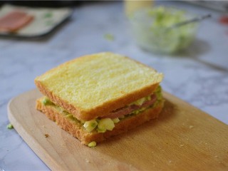 13、牛油果三明治,盖上另一片吐司，压实