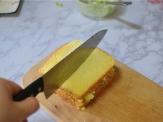 14、牛油果三明治,从中间切开