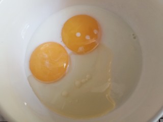 2、平底锅舒芙蕾,蛋黄的碗里加入牛奶，酸奶，油