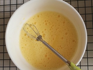 3、平底锅舒芙蕾,用蛋抽搅匀，使其充分乳化