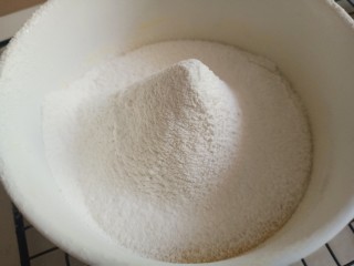 5、平底锅舒芙蕾,过筛到蛋黄液中