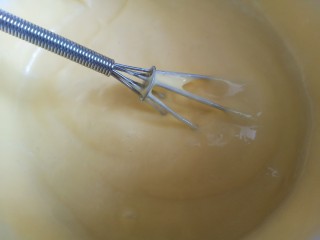 6、平底锅舒芙蕾,继续搅匀备用