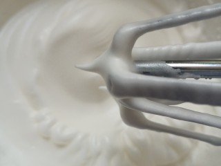 8、平底锅舒芙蕾,打发过程中分三次加入细砂糖，打发到出现小尖角，但不要打到太硬，不然舒芙蕾不蓬松