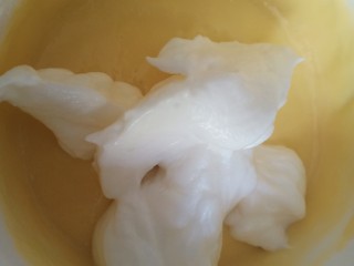 9、平底锅舒芙蕾,把三分之一的蛋白倒入蛋黄糊中，翻拌匀