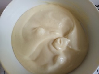 11、平底锅舒芙蕾,拌好的面糊如图，装进裱花袋中