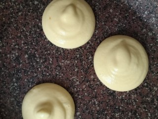 12、平底锅舒芙蕾,取一个平底不粘锅，倒入一丢丢油，然后用厨房用纸轻轻擦拭。把面糊挤入锅中