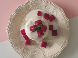 17、平底锅舒芙蕾,把舒芙蕾三到四个摞在一起，倒上酸奶或者奶油，果酱都可以