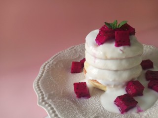 18、平底锅舒芙蕾,最后再撒点喜欢的水果就可以开吃了。我用的是火龙果。