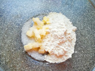 1、香橙巧克力妙芙蛋糕,先来制做金宝酥粒：将黄油切成小块冷藏后取出，加入盐、糖和低筋面粉大概混合均匀。
