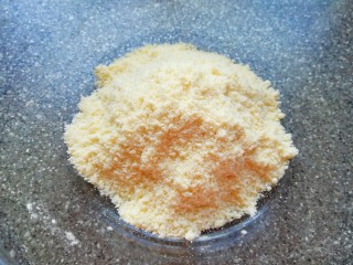 2、香橙巧克力妙芙蛋糕,用指尖将低筋面粉与黄油搓成小粒状，冷藏备用。