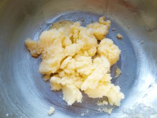 4、香橙巧克力妙芙蛋糕,压拌均匀。