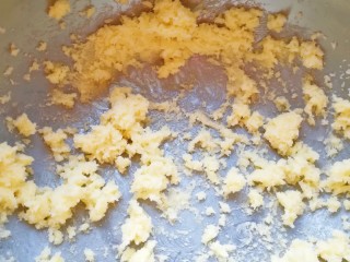 5、香橙巧克力妙芙蛋糕,用电动打蛋器打发至蓬松状。