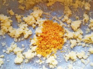 6、香橙巧克力妙芙蛋糕,加入橙皮屑用刮刀翻拌均匀(橙子皮用工具擦出橙皮屑，然后去皮留出四瓣橙子果肉做装饰，剩下的橙子果肉切成小块备用)。