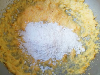 8、香橙巧克力妙芙蛋糕,低筋面粉和泡打粉提前混合均匀过筛，先将四分之一加入到黄油糊中，压拌至无大量干粉。