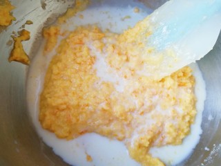 9、香橙巧克力妙芙蛋糕,加入一半牛奶，随意翻拌几下即可。