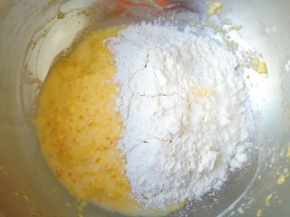 10、香橙巧克力妙芙蛋糕,再加入剩余低筋面粉的一半，压拌均匀，再次加入剩下的一半牛奶翻拌均匀，加入剩下的低筋面粉压拌均匀。