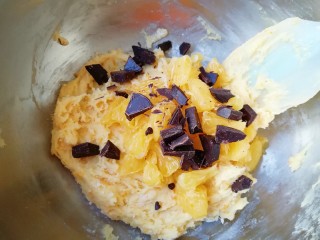 11、香橙巧克力妙芙蛋糕,牛奶巧克力掰成小块，和橙子果肉一起加入到蛋糕糊里面，翻拌均匀。