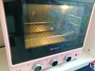 12、香橙巧克力妙芙蛋糕,烤箱上下管180度预热。