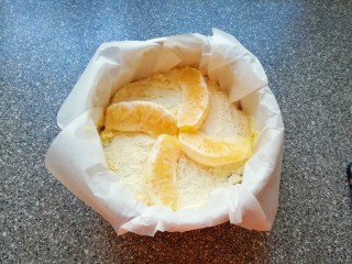 14、香橙巧克力妙芙蛋糕,表面撒上一层金宝酥粒，放上橙子瓣。