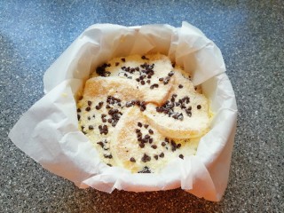 15、香橙巧克力妙芙蛋糕,再次撒上一层金宝酥粒，撒上一层烘焙巧克力。