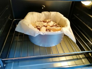 16、香橙巧克力妙芙蛋糕,送入预热好的烤箱。