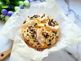 18、香橙巧克力妙芙蛋糕,出炉啦！带油纸一起从模具里面取出，扒开油纸散热。