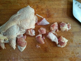 3、歌乐山辣子鸡,将鸡腿肉切成2厘米见方的块。（鸡腿肉口感细滑，多汁味美）   