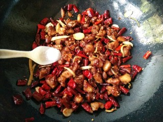 14、歌乐山辣子鸡,加入适量的盐和鸡精翻炒均匀。