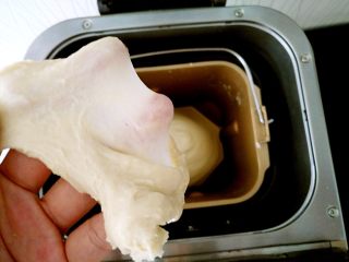 1、 韩国烤馒头,将所有面包原料放进面包桶，揉至出薄膜