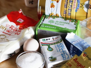 1、超绵软吐司（一次发酵）,所有材料备好，黄油提前软化。