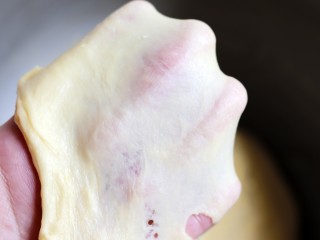 4、超绵软吐司（一次发酵）,面团揉至可以拉出比较坚韧的手套膜即可。