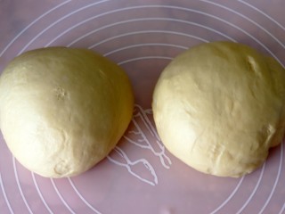 5、超绵软吐司（一次发酵）,我做的两个，所以面团分成的两份揉圆。