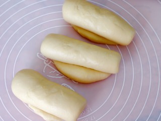 8、超绵软吐司（一次发酵）,由上往下卷起。