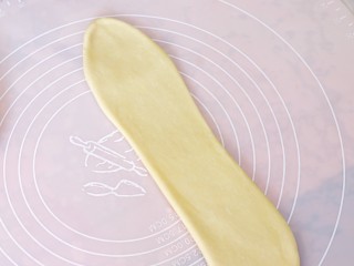 9、超绵软吐司（一次发酵）,收口朝下继续擀开成牛舌状。