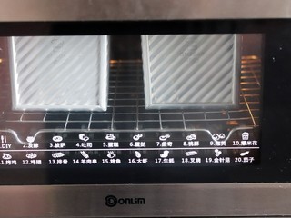 12、超绵软吐司（一次发酵）,烤箱200度预热，放入烤箱烘烤40分钟。
