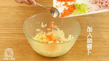 4、土豆泥小饼12m+,依次加入胡萝卜碎、芹菜碎、午餐肉碎
