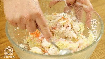 5、土豆泥小饼12m+,再加入盐和面粉，搅拌和成面团