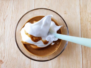 11、咖啡小蛋糕,取一部分蛋白霜入蛋黄糊内，上下拌匀。