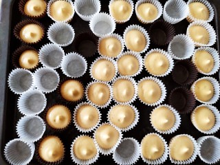 14、咖啡小蛋糕,这时候烤箱可以提前预热，然后把小纸杯摆在烤盘中，把蛋糕糊装在裱花袋内，一个个挤入蛋糕糊即可。