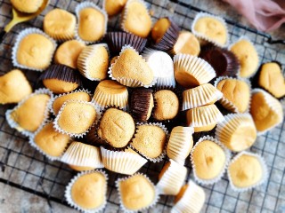 16、咖啡小蛋糕,取出之后要立马放凉哦。让它充分散热。