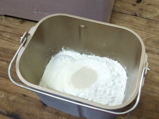 1、牛奶吐司,除盐和黄油以外的食材全部放入面包桶里，揉面20分钟，再加入盐和黄油继续揉面十分钟，揉出手膜