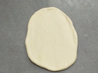 5、牛奶吐司,用擀面杖擀成片