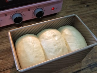 10、牛奶吐司,发酵至七八分满，再到表层喷上一层清水或蛋液