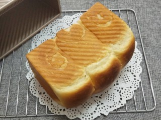 12、牛奶吐司,趁热脱模